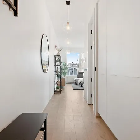 Stylish & Comfy Center Oasis Apartment *