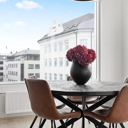 Apartment Stylish & Comfy Center Oasis